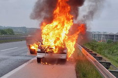 Automobil izgorio na auto-putu kod Prnjavora