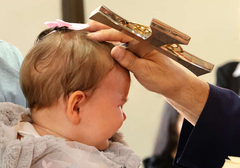 Novi trend među roditeljima: Krste dijete prije prvog rođendana da uzmu DUPLI NOVAC