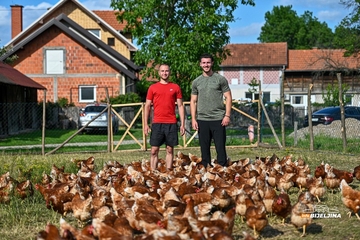 Jedinstvena farma u Semberiji: Imaju 600 koka nosilja, jaja prodaju i na društvenim mrežama (FOTO)