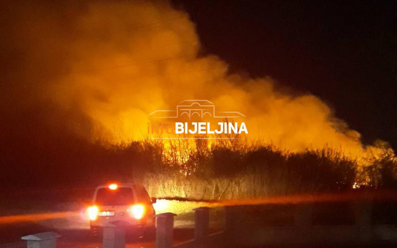 Požar u bijeljinskom naselju Koviljuše /FOTO/