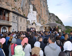 Hiljade vjernika na službi u manastiru Ostrog