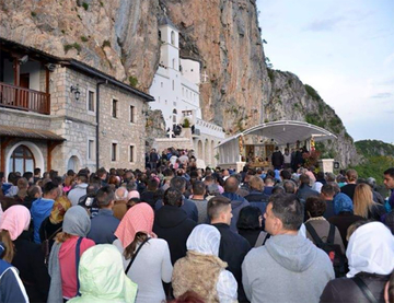 Hiljade vjernika na službi u manastiru Ostrog