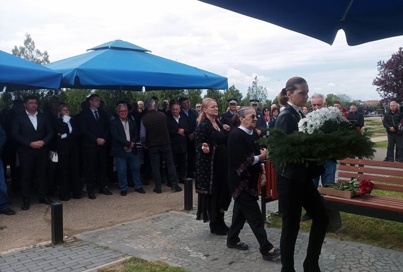 Bijeljina: Obilježene 33 godine od pogibije 33 borca na Banj brdu – parastos i vijenci na Pučilama