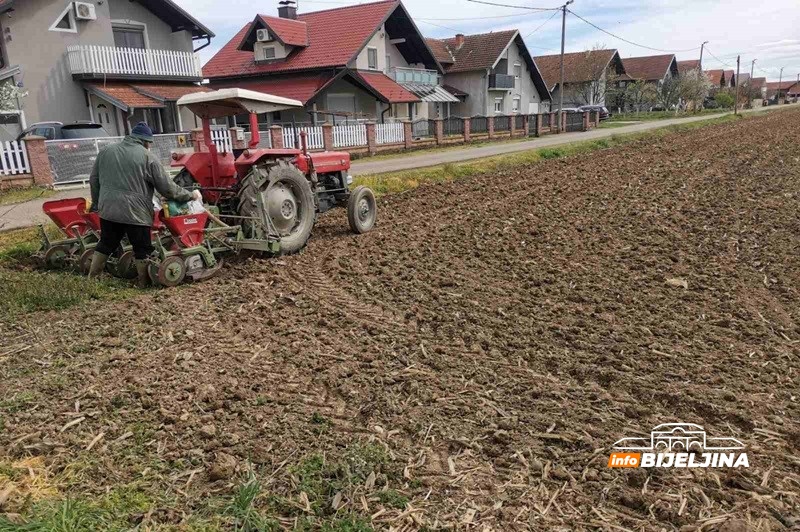 Natprosječne temperature podstakle semberske ratare da posao počnu ranije nego inače: Evo šta kaže struka