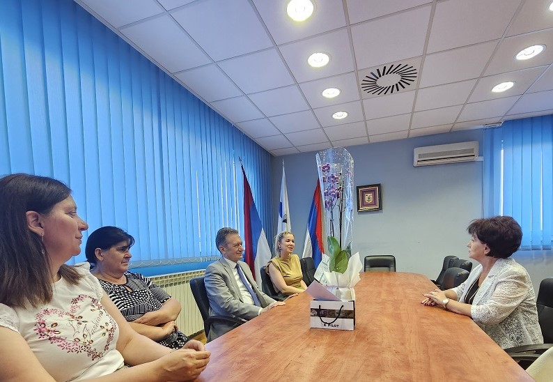 Načelnik Perić nagradio nastavnicu Nadu Mikanović: KARIJERA LJUBAVLJU ISPISANA