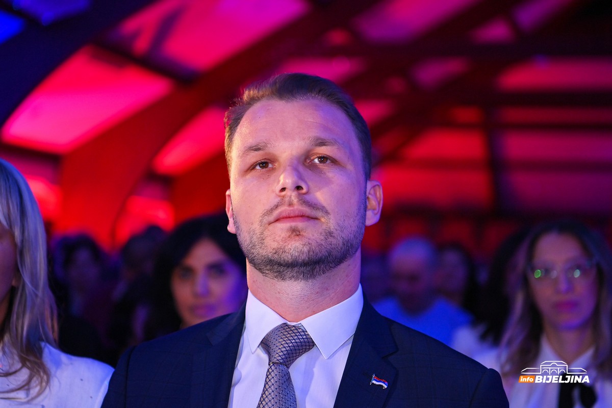 PSS pokazao snagu u Bijeljini, sala prepuna: Miloš Stanišić izabran za predsjednika Gradskog odbora (FOTO)