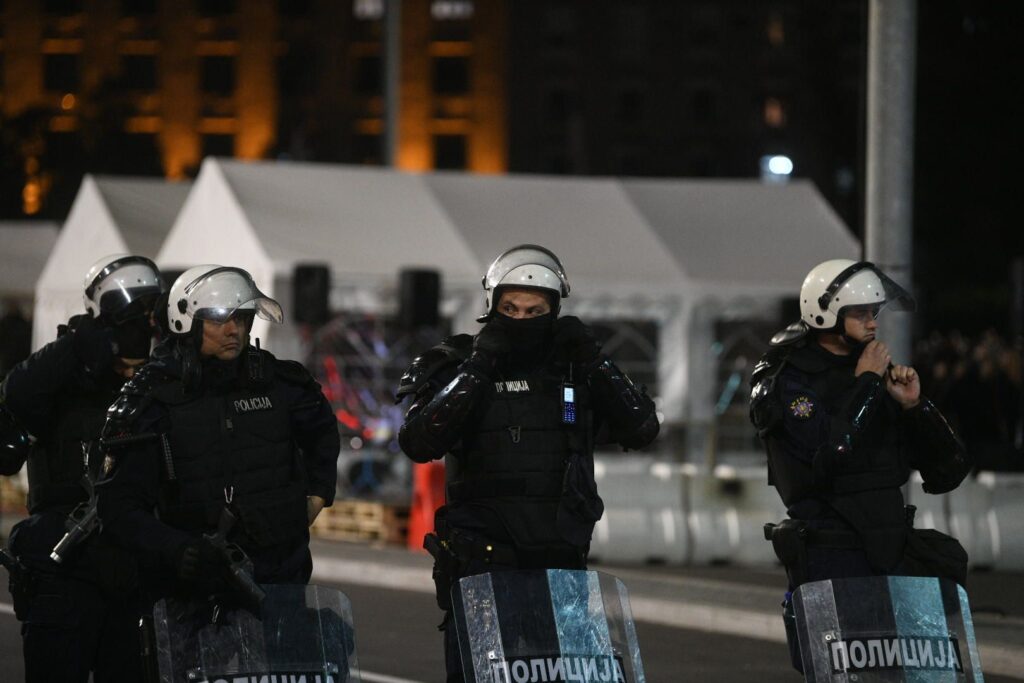 Napeta atmosfera ispred Skupštine: dva skupa, hiljade ljudi, policajci u opremi za razbijanje demonstracija