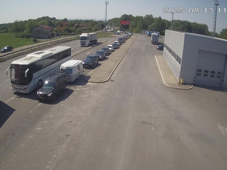 Duge kolone na šest prelaza