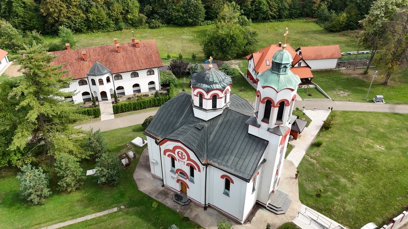 InfoBijeljina u Dragaljevcu: Brojne kuće zaključane, a nekad se po cijeli dan orila pjesma (FOTO, VIDEO)