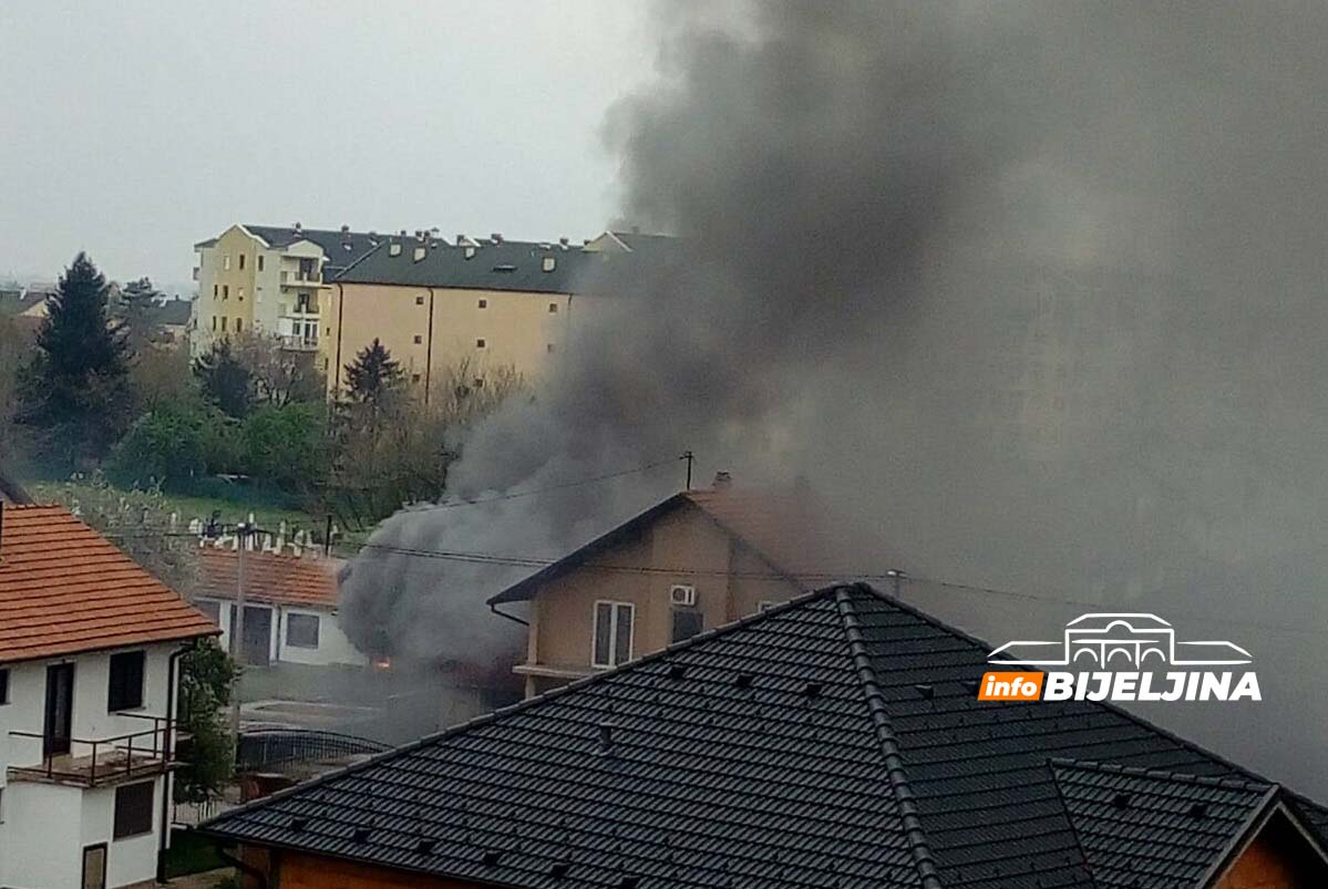 Gori kuća u Bijeljini, vatrogasci na terenu (FOTO)
