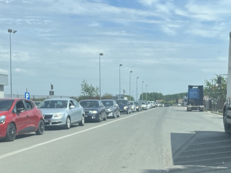 Kolaps na Rači, kilometarska kolona na ulazu u BiH (FOTO)