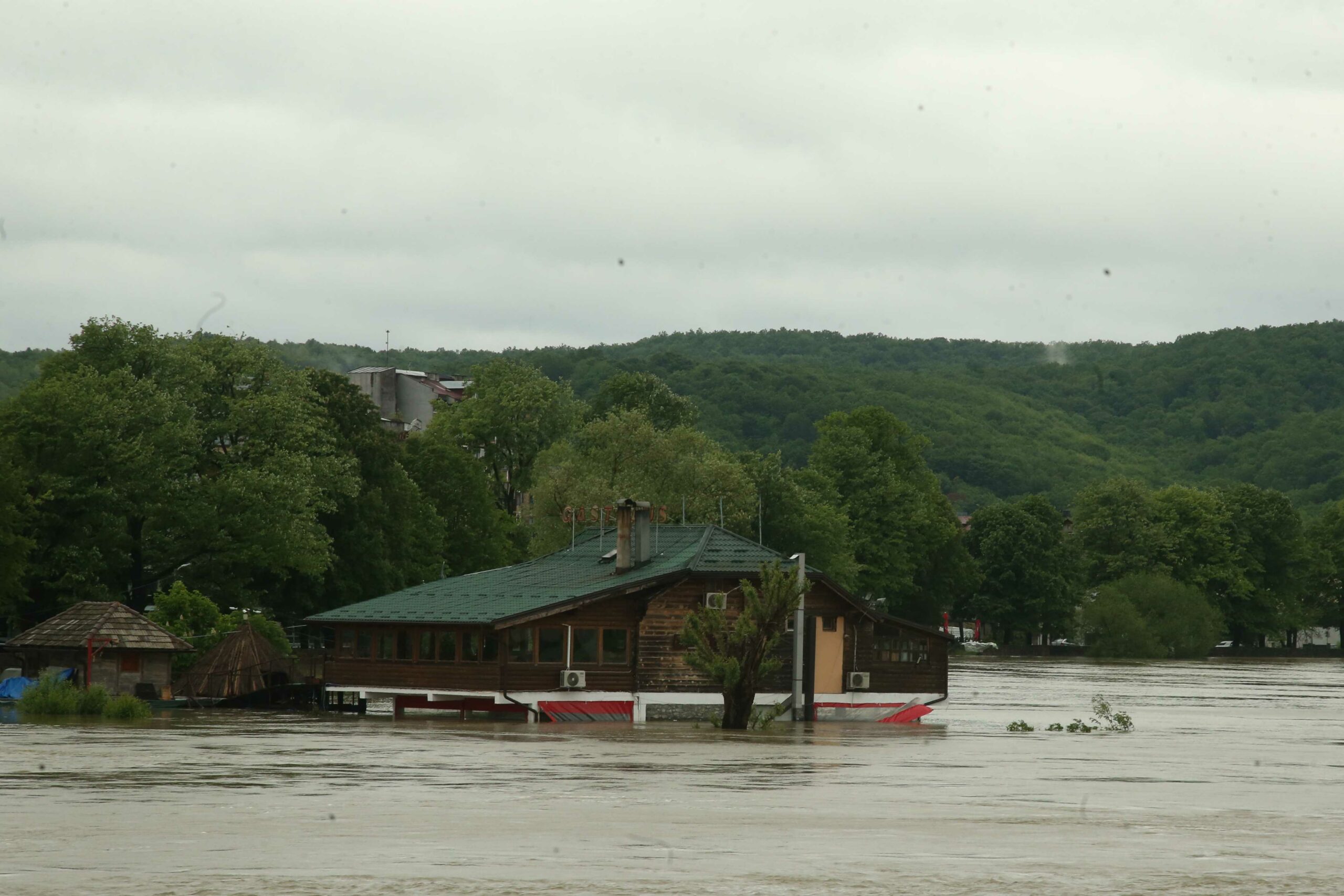 U Novom Gradu ponovila se 2014. godina: Stanovnici sa strahom iščekuju noć, vodostaji Une i Sane i dalje rastu, saobraćaj je otežan (FOTO)