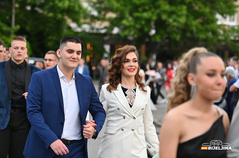 Maturanti Tehničke škole prošetali ulicama Bijeljine (FOTO)