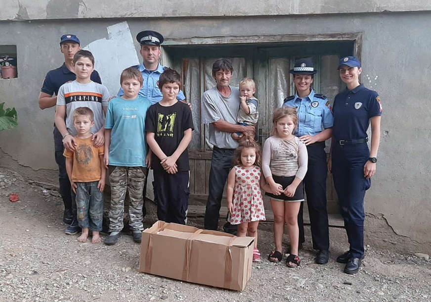 Policajci u Doboju svoje obroke podijelili djeci