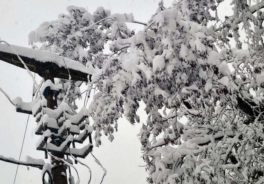 Božić u MRAKU I STRAHU, ulice zatrpane snijegom i smećem