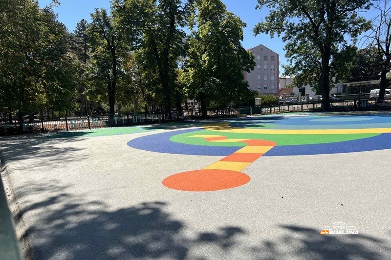 Švajcarski brend: Inženjer otkriva sve detalje o novoj podlozi na dječijem igralištu u Gradskom parku u Bijeljini ( VIDEO; FOTO)