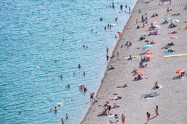 Nevjerovatni poduhvat - šta sve rade ljudi na plaži za hlad FOTO