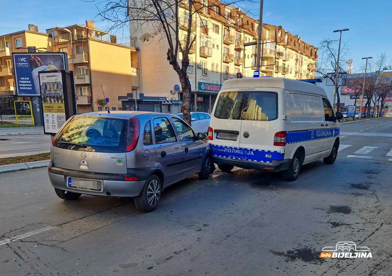 Bijeljina: Autom udario u policijsku maricu, naduvao 1,4 promila (FOTO)