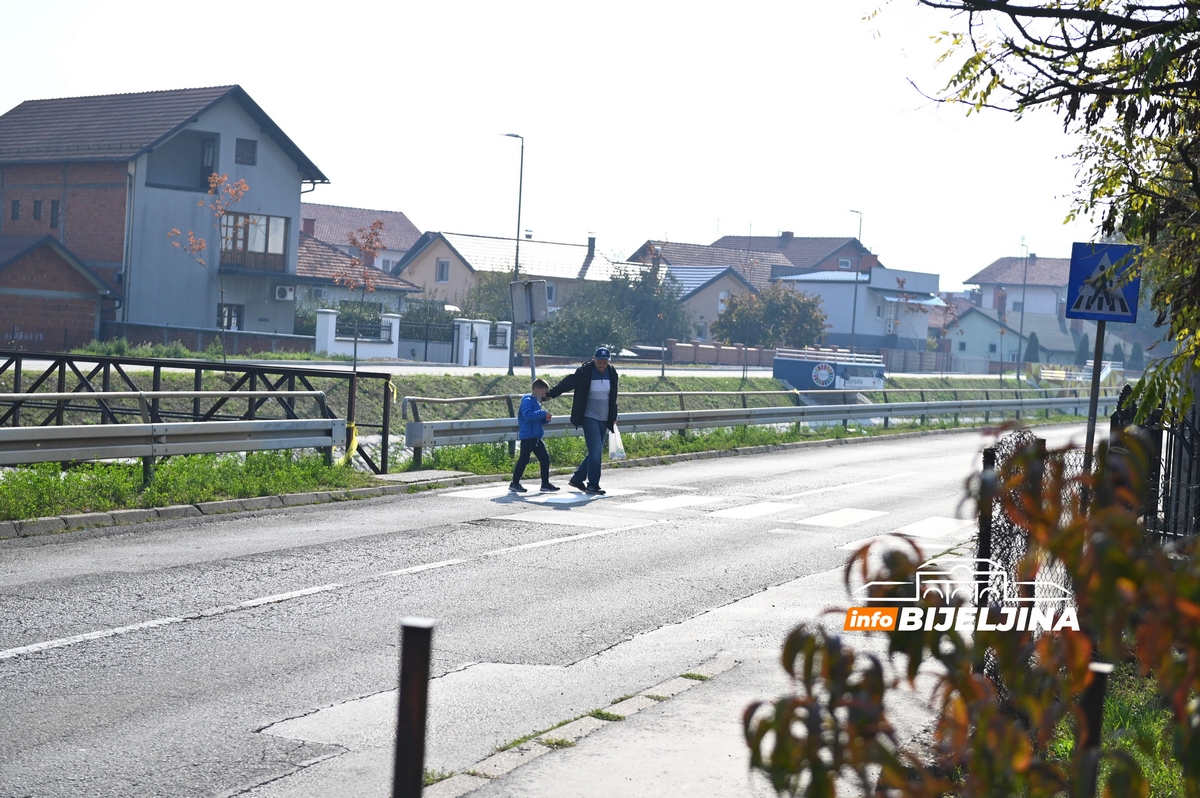 Nakon tragedije u Bijeljini: Mještani u šoku gledaju mjesto nesreće, na putu još ima krvi (FOTO)