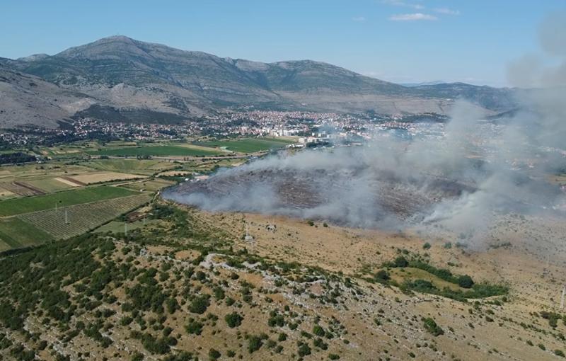 Dramatično stanje u Trebinju: Veliki požar prijeti kućama, put prema Dubrovniku zaustvaljen zbog gustog dima