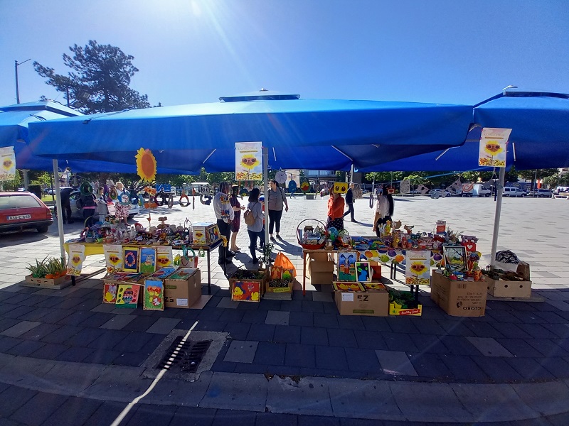 Prodajna izložba Udruženja „Bijeljinska djeca suncokreti“, novac usmjeren za pomoć djeci sa poteškoćama u razvoju (FOTO)