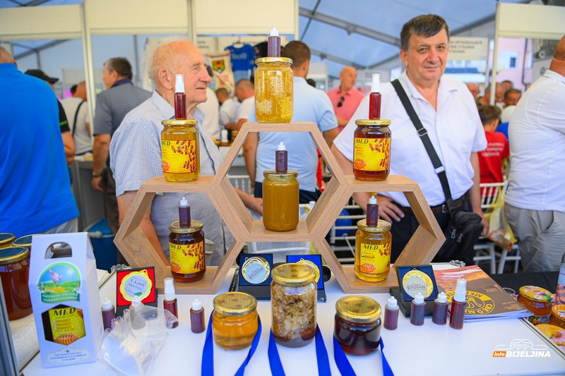 Sajam šljive, voćnih rakija i meda u Ugljeviku okupio 91 izlagača: Podmajevički kraj nadaleko čuven (FOTO)