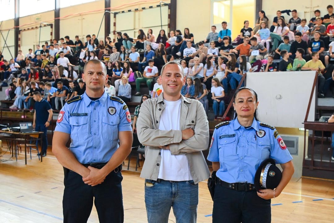 Bijeljina: Policajci održali predavanje đacima, stigao i jutjuber Braco Gajić (FOTO)