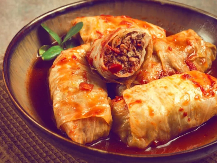 Da li se meso dinsta prije motanja sarme? Evo šta kaže tradicionalni recept