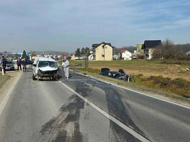 Još jedna nezgoda u Živinicama: Jedno vozilo završilo u kanalu