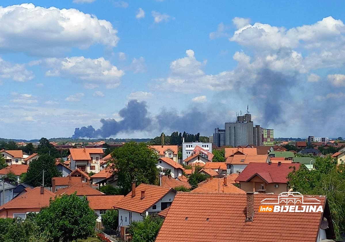 Gori firma kod Bijeljine, na terenu vatrogasci (FOTO)