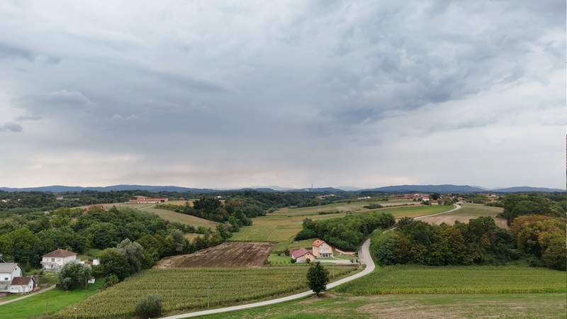 InfoBijeljina u Dragaljevcu: Brojne kuće zaključane, a nekad se po cijeli dan orila pjesma (FOTO, VIDEO)