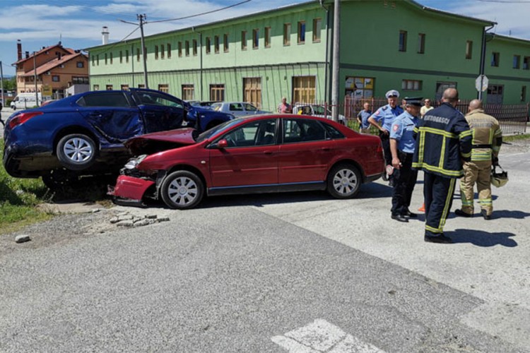 Sudar tri automobila u Prijedoru, majku i dijete izvlačili iz sitroena