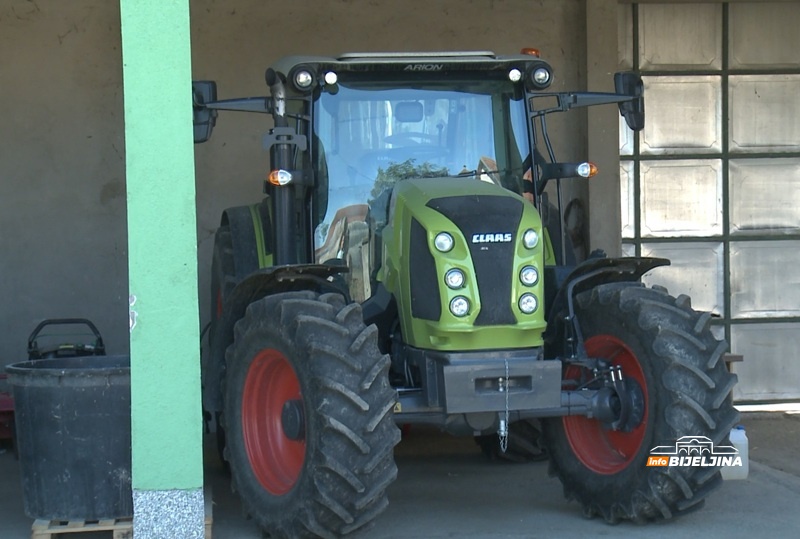 Semberski poljoprivrednik traktor vrijedan 160.000 platio 60.000 KM: “Ne vidim matematiku da se ide u Njemačku”