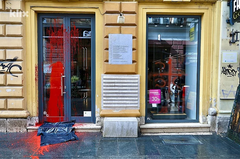Uhapšen muškarac zbog incidenta u Ferhadiji: Posuo crvenu boju po objektima i ispisao