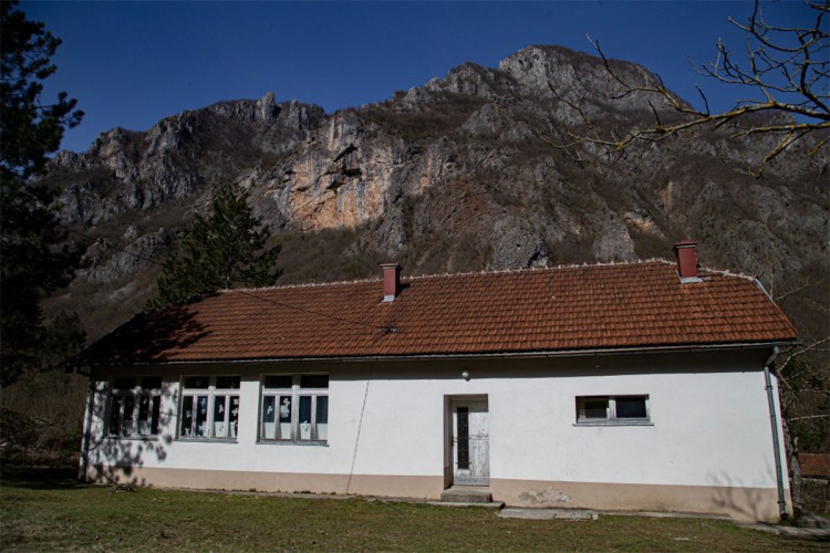Škola koja život znači: Samo tri učenika na nastavi (FOTO)