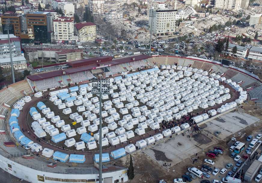 Postavljeni stambeni šatori: Više od 50.000 njih poslužiće za smještaj žrtvama zemljotresa (FOTO)