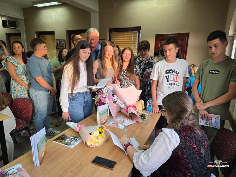 Promovisana knjiga “Kad bi iznijeli sanke” Bijeljinke Jane Čičarove: Mlada književnica izrasta u velikog umjetnika (FOTO)