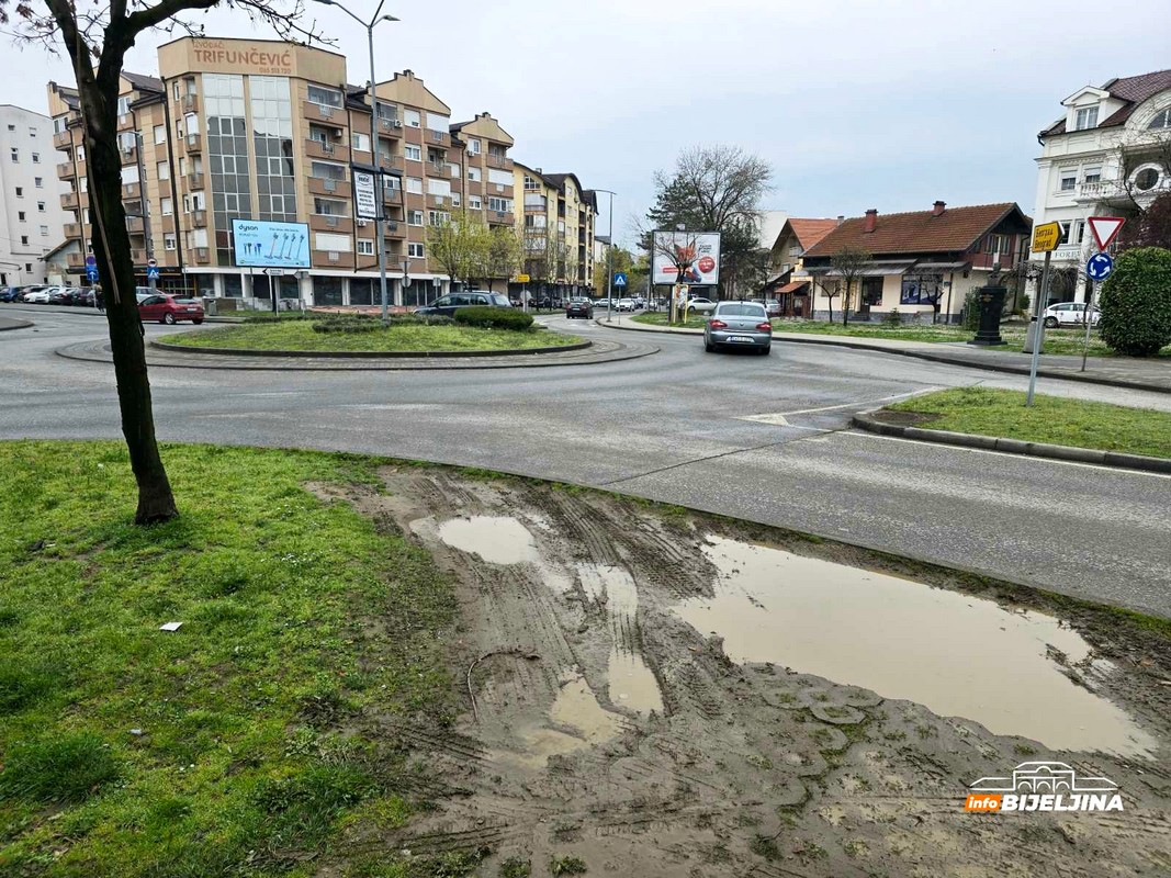 Bijeljina: Vozila parkiraju na travu i uništavaju zelenu površinu (FOTO)