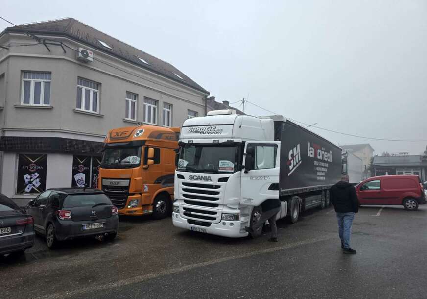 Prevoznici nastavljaju blokadu: Na smjenu dežuraju u kamionima