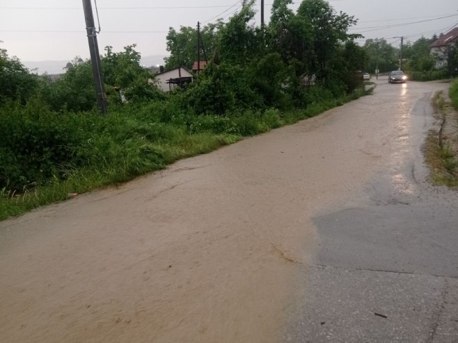 U banjalučkom naselju Česma jaka kiša poplavila ulice i stvorila probleme građanima