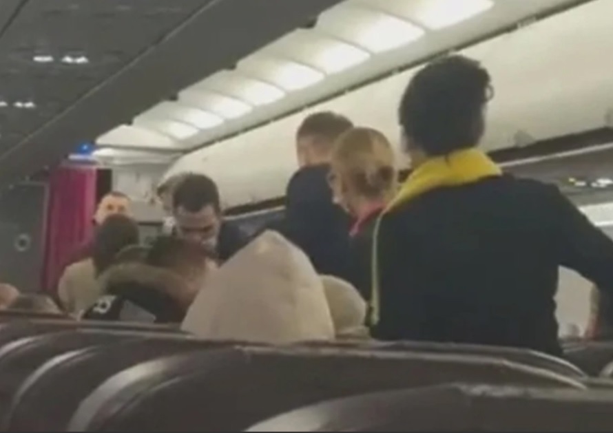 Drama na letu za Tuzlu: Prijetio svima u avionu jer nije htio da sleti u Beograd