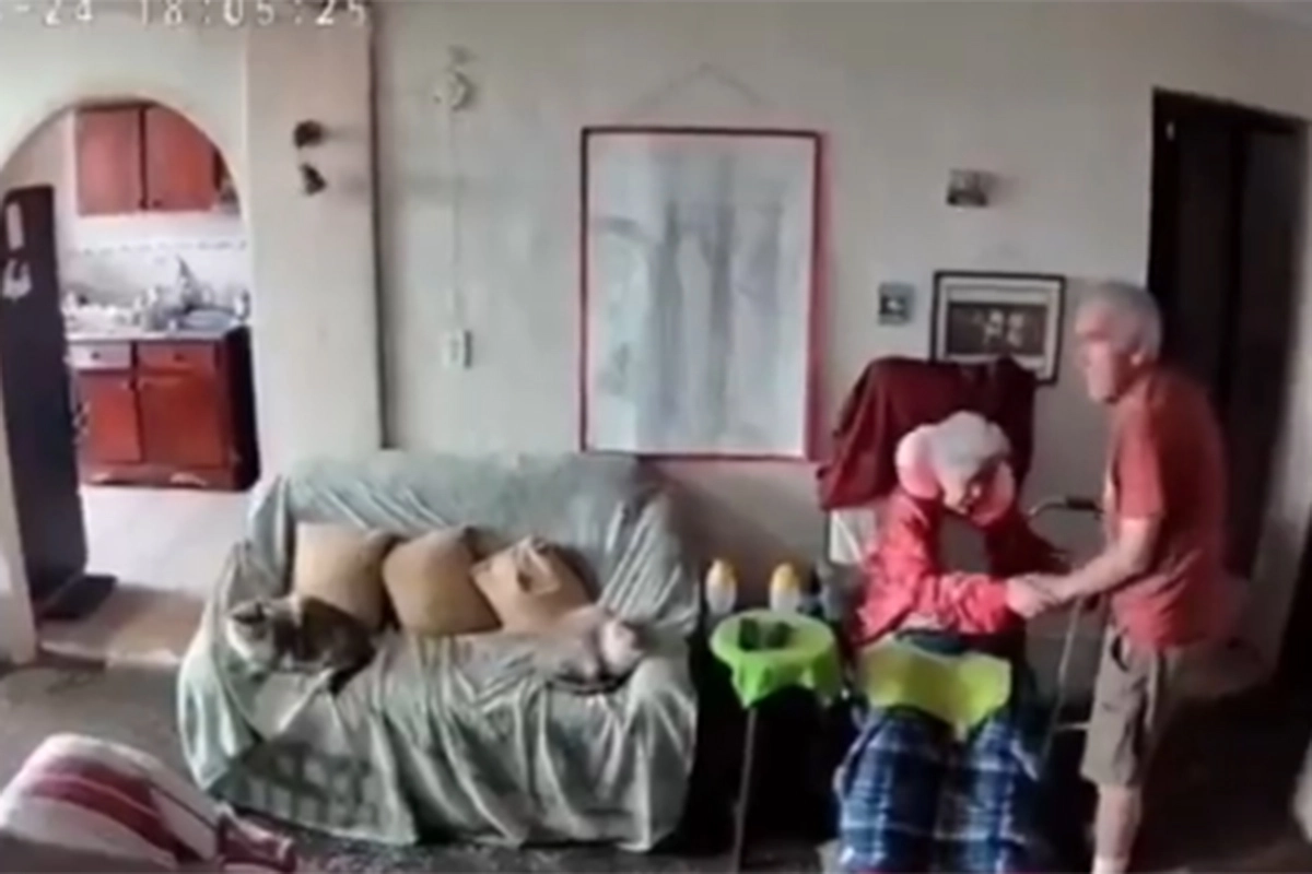 Prizor koji je dirnuo svijet: Dok se zemlja tresla, oni su se držali za ruke (VIDEO)