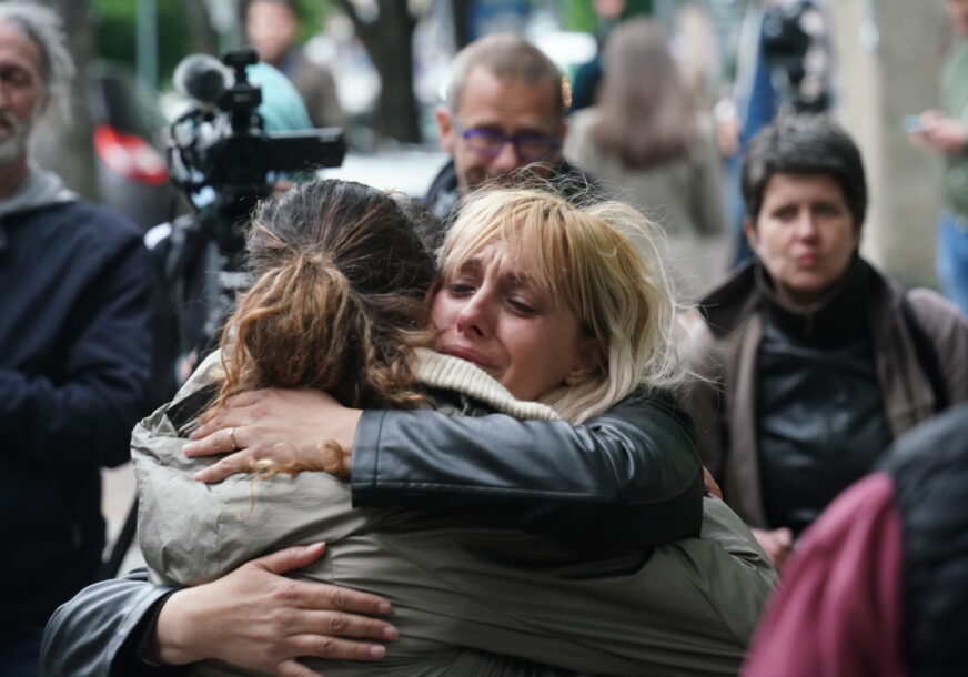 UPLAKANI DOZIVALI DJECU Potresne scene ispred škole, roditelji dotrčali u bademantilima i kućnim papučama, jauci odzvanjali Vračarom (FOTO)