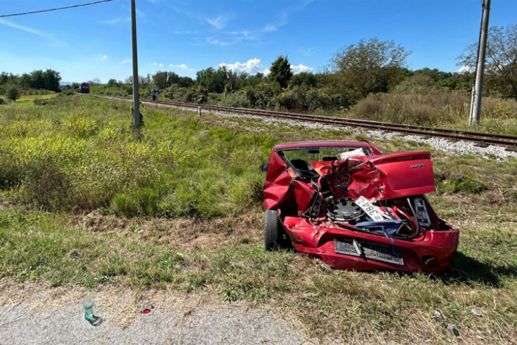 Djevojka nije stala na znak STOP, voz joj smrskao auto