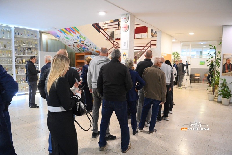 Bijeljinci poranili da glasaju, otvorena birališta (FOTO)