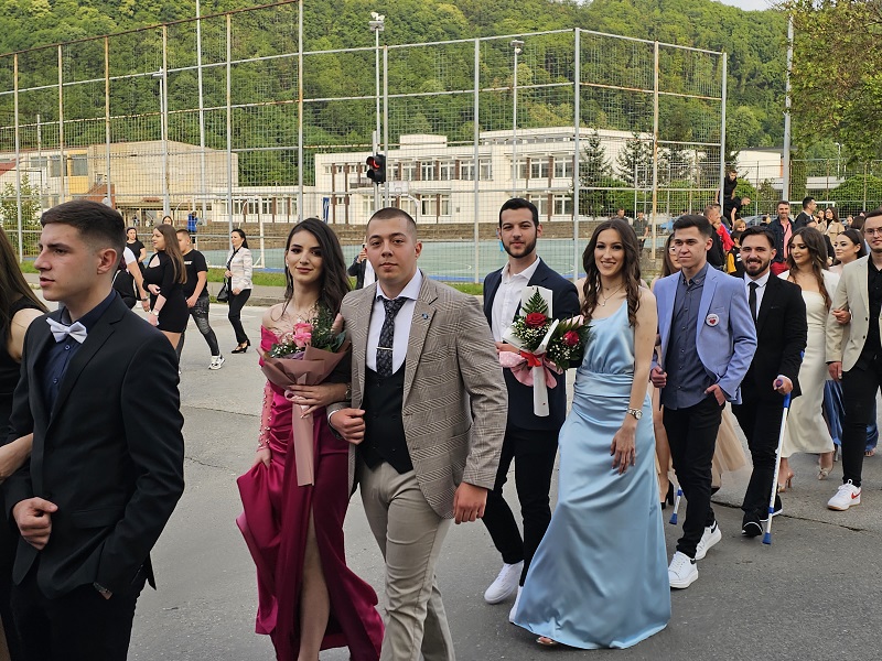 “Mladost i ljepota” Ugljevički maturanti prodefilovali gradskim ulicama