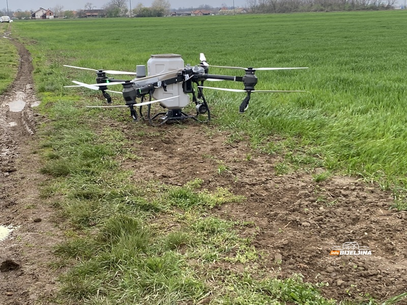 Dron zamijenio traktor u Semberiji: Sav posao završen za 90 minuta, stigla ušteda i znatno veći profit (FOTO)
