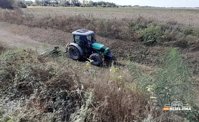 Čišćenje i održavanje 500 km kanala u Semberiji: Kanalska mreža važna za odbranu od poplava i za navodnjavanje /FOTO/