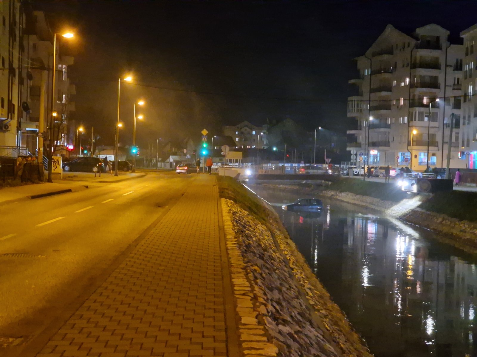 Bijeljina: Pukla mu guma na vozilu pa sletio u kanal Dašnica (FOTO) 