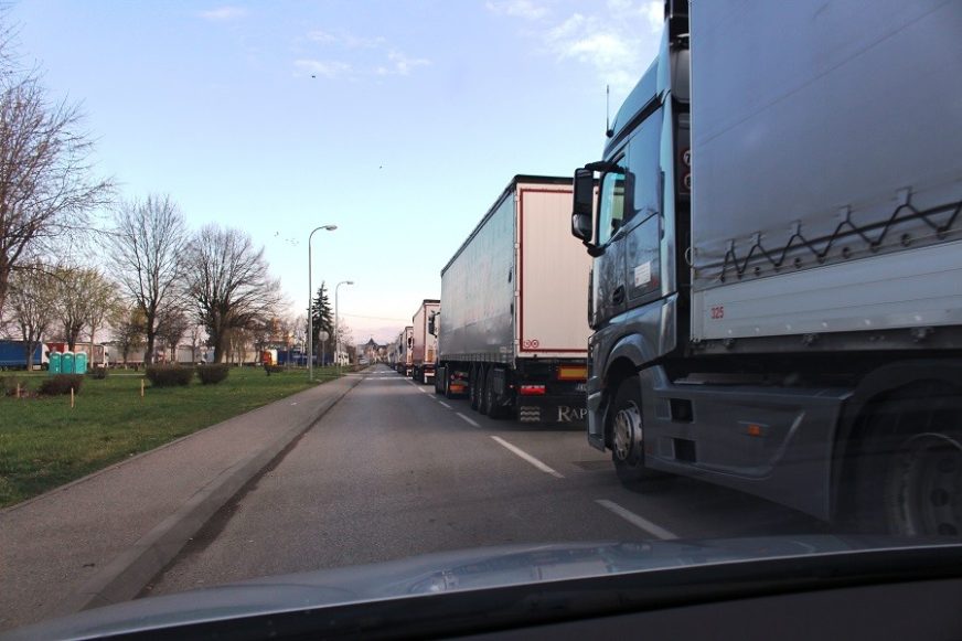 Prevoznicima preostaje samo strpljenje: Kamioni na granici sa Hrvatskom i dalje čekaju satima